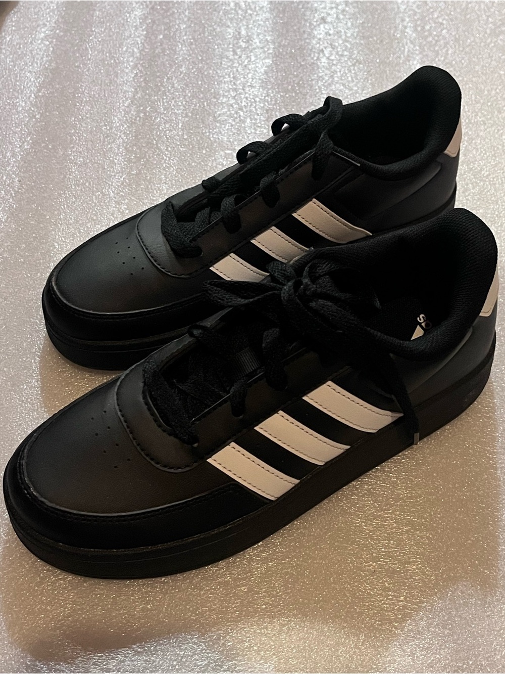 Kids Breaknet Athletic Court Sneakers with White Stripes Size 4 NWOT - Picture 2 of 3